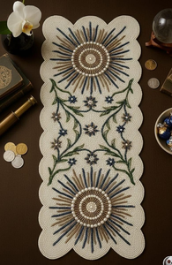 Chemin de table brodé à la main avec perles, unique et festif, avec des motifs en perles de rocaille sur tissu en coton - Product Image 6