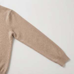 Suéter de punto con cuello medio alto en color beige camel, mezcla de lana suave, jersey personalizado para hombre, ropa de punto OEM ODM. - Product Image 5