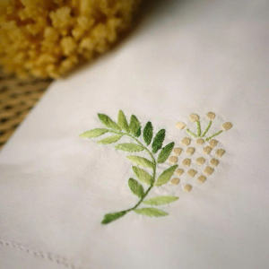 Toalla de invitado de algodón blanco al por mayor, servilleta de tela con bordado personalizado de flor de mimosa y dobladillo, lavable a máquina para el hogar, hoteles y bodas - Product Image 3