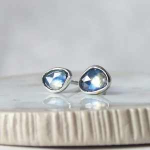 Boucles d'oreilles clous en argent sterling plaqué or avec saphir bleu naturel taillé en forme de rose pour anniversaire et soirée - Bijoux personnalisés pour femmes - Product Image 5