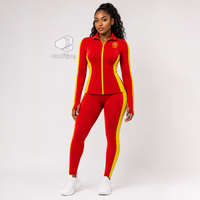 Ensemble de sport pour femme NSPDK rouge avec panneaux latéraux contrastants dorés, veste à col montant et fermeture éclair intégrale, leggings taille haute, ensemble de vêtements de sport