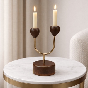Candelabro de metal con base de madera y dos copas, con puntas únicas en forma de vaina de semilla para una decoración elegante del hogar. - Product Image 5