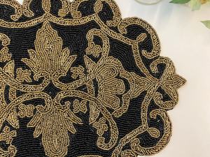 Set de Napperons Décoratifs Vintage de Luxe en Tissu Brodé Noir et Or, Forme Personnalisée, Faits à la Main, Écologiques - Product Image 4