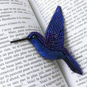 Broche Colibri Artisanale Vert Émeraude, Broderie de Perles de Verre Magenta, Épingle Oiseau Irisée pour Décoration de Veste en Jean - Product Image 2