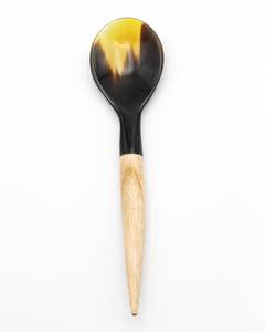 Ensemble de cuillères à salade en corne polie au design unique, avec finition marbrée naturelle et poignées élégantes pour un décor de table moderne - Product Image 3