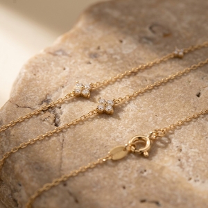 Collier superposé à double rangée de fleurs avec des grappes de diamants de laboratoire à coupe ronde à quatre pétales et deux colliers bruts en or - Product Image 3