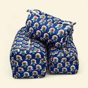 ชุดกระเป๋าเครื่องสำอางแบบควิลท์ลายดอกไม้สั่งทำขายส่ง 3 ชิ้น พร้อมซับในกันน้ำ ผลิตจากผ้าฝ้าย ผู้ผลิตกระเป๋าเครื่องสำอาง - Product Image 5