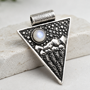 Pendentif Triangle Gothique en Pierre de Lune Arc-en-ciel Naturelle, Fait Main, en Laiton Plaqué Or et Argent, Bijou Tendance, Vente en Gros - Product Image 4