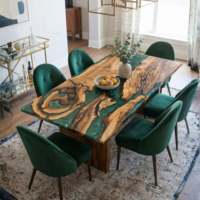 Table de salle à manger en noyer massif avec bord naturel et résine époxy verte, style moderne et luxueux pour la maison