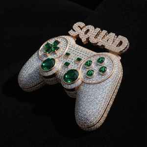 Pendentif de luxe en forme de manette de jeu hip-hop incrusté de diamants, plaqué or 18 carats, avec breloque à thème Moissanite, cadeau pour homme - Product Image 1