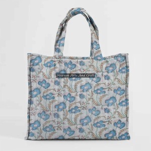 Sac fourre-tout matelassé imprimé bloc fait à la main en coton fleuri matelassé léger avec poche pratique pour l'été et l'hiver - Product Image 1
