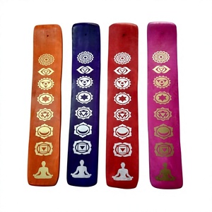 Brûleur d'encens en bois de manguier coloré sculpté à la main par Laxmans Indian Handicraft avec impression des 7 chakras pour usage religieux, vente en gros - Product Image 1