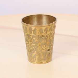 Verre à boire traditionnel en laiton avec gravure florale, gobelet fait main pour la maison, la cuisine, le bureau, vaisselle en métal durable - Product Image 1