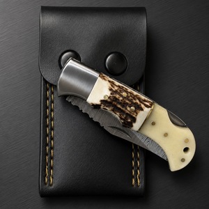Cuchillo de Caza Artesanal de Damasco con Hoja Dentada de Punta Caída, Mango de Asta de Ciervo y Hueso, Funda de Cuero para Uso Exterior OEM - Product Image 1