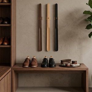 Chausse-pied en bois de hêtre de 55 cm avec support mural magnétique – Aide à l'enfilage facile – Entretien de chaussures de qualité supérieure - Product Image 1