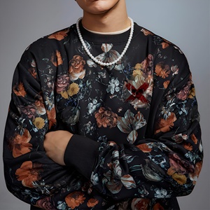 Sudadera Floral Noir de Lujo con Estampado Urbano, Diseño Moderno, Tejido de Primera Calidad, Tacto Suave - Product Image 3