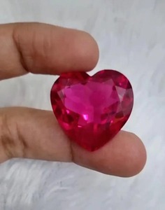 Rubí Rosa Grande de 52 Quilates en Forma de Corazón |   Gema suelta facetada de 25 mm |   Rubí Tallado en Forma de Corazón Hecho a Mano para Joyería - Product Image 2