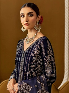 Costumes 3 pièces brodés en velours pour femmes Design pakistanais par Ramsha Volume 6 Robe de soirée Vêtements indiens et pakistanais - Product Image 5