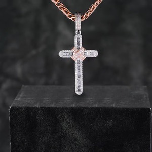 D'VINS JEWELS Pendentif Croix Chrétienne Personnalisé en Argent Plaqué Rhodium Sertie de Moissanite pour Enfants, Style Hip Hop Urbain, Certifié IGI, Cadeau - Product Image 1