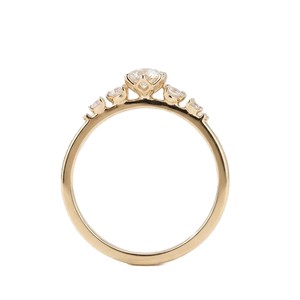 Bague de fiançailles en or massif 10K 14K 18K avec diamant de laboratoire rond certifié IGI, couleur DEF, clarté VS VVS, et pierres latérales délicates en moissanite - Product Image 4