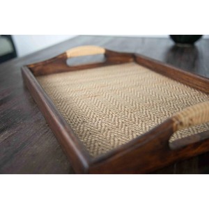 Plateau décoratif en bois rustique, forme rectangulaire, poignée en bambou et rotin, motif abstrait artisanal, décoration d'intérieur - Product Image 4