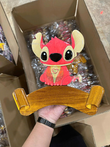 Plaques en bois décoratives pour Noël et souvenirs, à suspendre à la porte, avec nom de personnage de dessin animé pour enfants, design vintage, fabriquées en usine au Vietnam. - Product Image 5