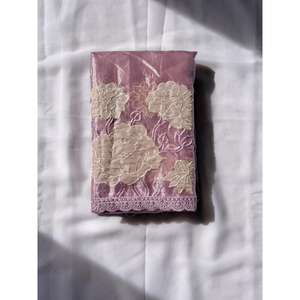 Sari de Diseño ELITE WEAVES Oris de Seda con Apliques Rosas, Sari Indio Tradicional Elegante para Invierno/Verano - Product Image 4