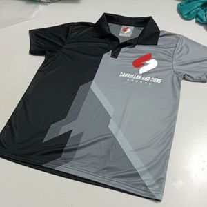 เสื้อถักโพลีเอสเตอร์แบบสั่งทำพิเศษสำหรับผู้ชาย น้ำหนักเบา ระบายอากาศได้ดี แขนสั้น สวมใส่สบายๆ สำหรับเล่นกีฬากอล์ฟ ปักลาย - Product Image 1