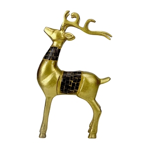 Figurine de renne sur pied sophistiquée en or métallique - Décoration de table de Noël avec motif mosaïque sur le cou et le corps - Product Image 5