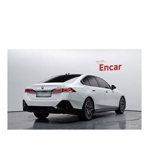 BMW Série 5 520i M Sport 2023 avec boîte de vitesses automatique, volant à gauche, sièges en cuir, caméra arrière, 14 603 km - Product Image 2