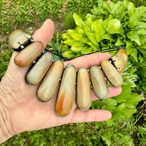 Collier ras du cou en perles de corne de buffle naturelles faites à la main, forme personnalisée, style ethnique, terreux et moderne - Product Image 4
