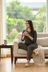 Ensemble de vêtements de nuit en coton noir imprimé pour femmes, haut à manches longues avec pyjama confortable, vêtements de maison élégants - Product Image 3