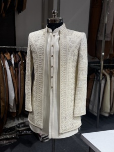 Sherwani de Lino Bordado Color Blanco Hueso para Hombre, Traje Tradicional Indio de 3 Piezas para Boda, con Protección Solar y Antiarrugas - Product Image 2