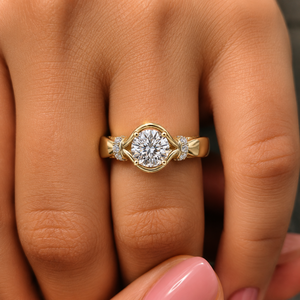 Bague solitaire en diamant rond de 1,00 carat certifié IGI, cultivé en laboratoire |   Bague de fiançailles vintage en or 14 carats avec filigrane |   Bijoux fins sur mesure - Product Image 3