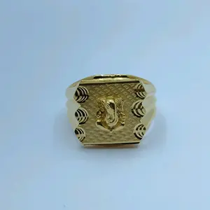 Anillo de Sello Tradicional para Hombre en Oro Amarillo de 22k con Letra Inicial Grabada, Superficie Texturizada, Banda de Diseño Clásico y Audaz - Product Image 1