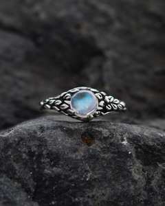 Anillo de Plata de Ley con Piedra Lunar, Anillo de Compromiso con Diseño de Corteza de Árbol, Joyería Inspirada en la Naturaleza, Anillo con Hoja de Vid, Regalo para Novia - Product Image 4