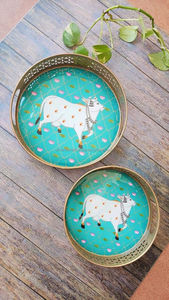 ถาดเสิร์ฟโลหะทรงกลมลายดอกบัวสีชมพูและใบไม้สีเขียว พร้อมขอบลายฉลุสีเงิน - Product Image 6
