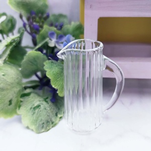 Pichet en verre miniature à l'échelle 1:12 pour la décoration, avec texture côtelée classique, poignée délicate, clarté éclatante - Product Image 2