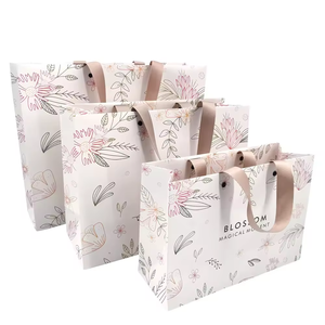 Nouvelles sacoches cadeaux portables haut de gamme au design original, en papier laminé avec revêtement UV et poignées - Product Image 4