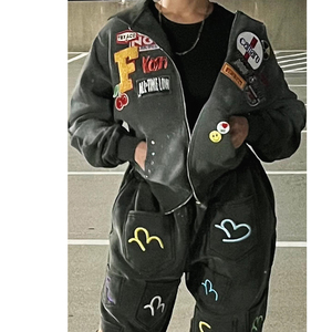 เสื้อแจ็คเก็ตบอมเบอร์ปักลายสำหรับผู้หญิง ตกแต่งด้วยตราสัญลักษณ์ สไตล์สตรีทแวร์ แขนยาว กันลม เหมาะสำหรับใส่ในฤดูใบไม้ร่วง - Product Image 1