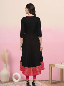 Kurta Anarkali negra de rayón estampado para mujer, con cuello redondo y mangas tres cuartos, diseñada para uso casual y festivo de estilo étnico global. - Product Image 2