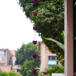 Chaînes de pluie florales roses faites à la main, idéales pour remplacer les tuyaux d'évacuation et diriger l'eau en douceur vers le sol ou dans un seau. - Product Image 2