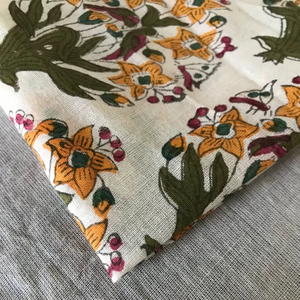 Tissu en coton imprimé à la main – Motif bouquet floral, base blanche, textile indien - Product Image 4