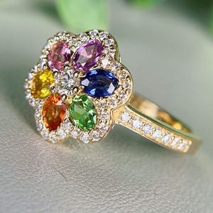 แหวนมอสซาไนต์รูปดอกไม้ ทอง 18K ดีไซน์แบบฝังเพชรเรียงเป็นกลุ่ม แหวนหมั้นสำหรับผู้หญิงสุดโรแมนติก - Product Image 1