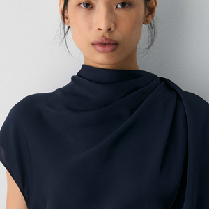 Chemisier en satin de soie personnalisé pour femme, col drapé, froncé, sans manches, coupe ample, tissé uni, tendance - Product Image 3