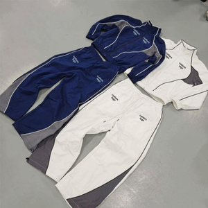 Conjunto deportivo de nailon con diseño ajustable personalizado, chaqueta cortavientos para hombre y pantalones de nailon, conjunto deportivo a rayas para correr. - Product Image 1