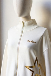 Sweat-shirt blanc pour femme avec fermeture éclair quart de tour, imprimé lettrage noir Trackstar, détails dorés, pull-over - Product Image 2