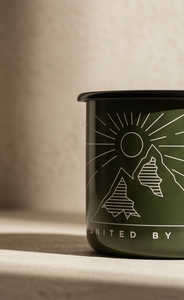 Tasse de camping en métal de qualité supérieure, de qualité alimentaire, fabriquée en émail durable, avec une teinte vert forêt profond et un motif de montagne pittoresque - Product Image 2