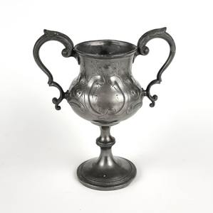 Trofeo de metal dorado de primera calidad para premio de campeonato de karate disponible para suministro al por mayor desde India - Product Image 1