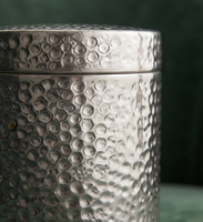 Boîte de rangement cylindrique en métal martelé finition argentée pour dattes et fruits secs, vente en gros